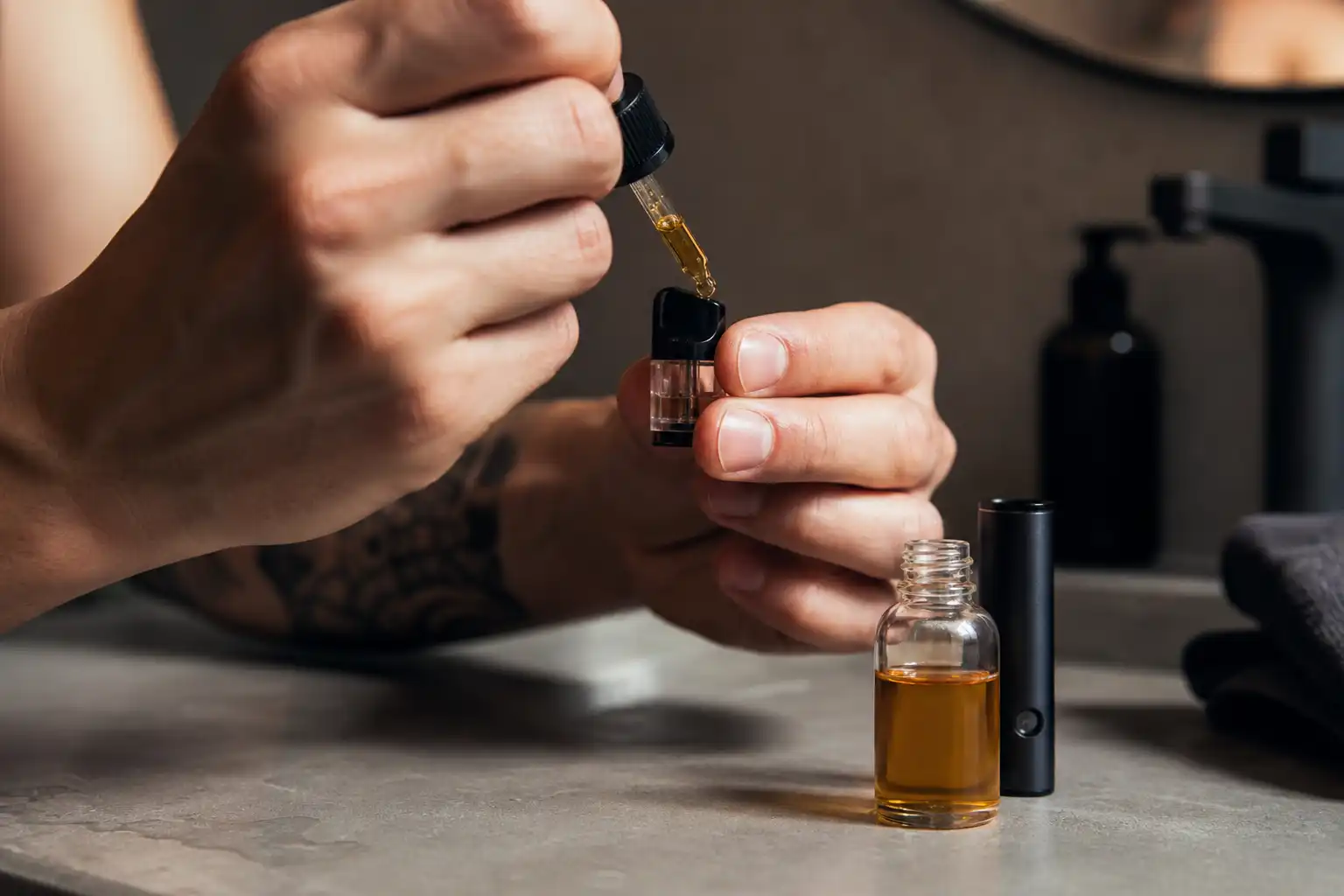 Des mains préparent quelque chose, autour de liquide cbd vape, dans une salle de bain.